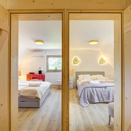 فيلة Znamirowickachata Sauna Jacuzzi *