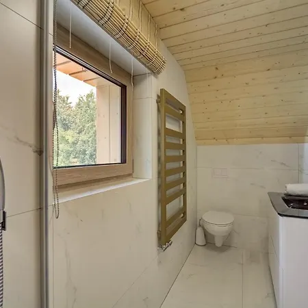 فيلة Znamirowickachata Sauna Jacuzzi *