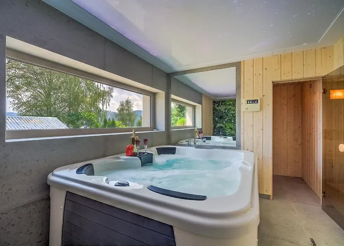 Villa Znamirowickachata Sauna Jacuzzi *