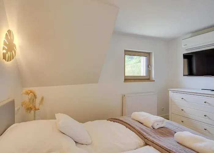 Znamirowickachata Sauna Jacuzzi * Znamirowice